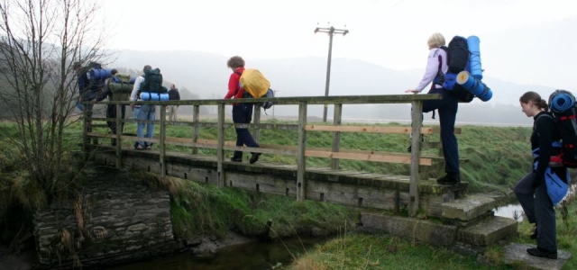  Senderismo a través del puente